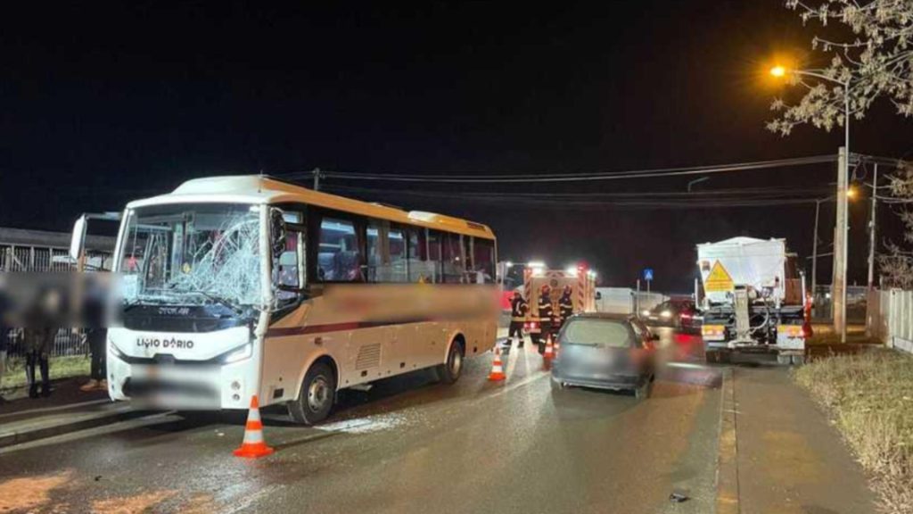 Accident în Cluj. Un autocar si un camion, implicate: două persoane, transportate la spital