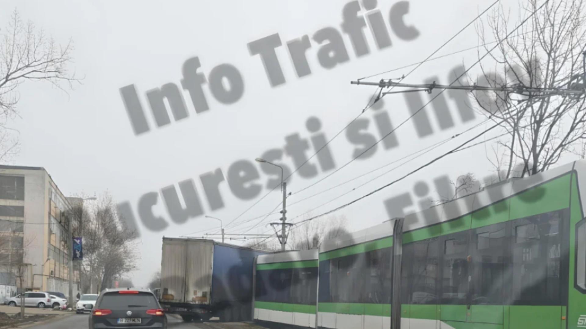Accident grav la capătul linie 25, la Depoul Militari. Un tramvai a SĂRIT DE PE ȘINE după ce a fost izbit de un TIR: trafic BLOCAT