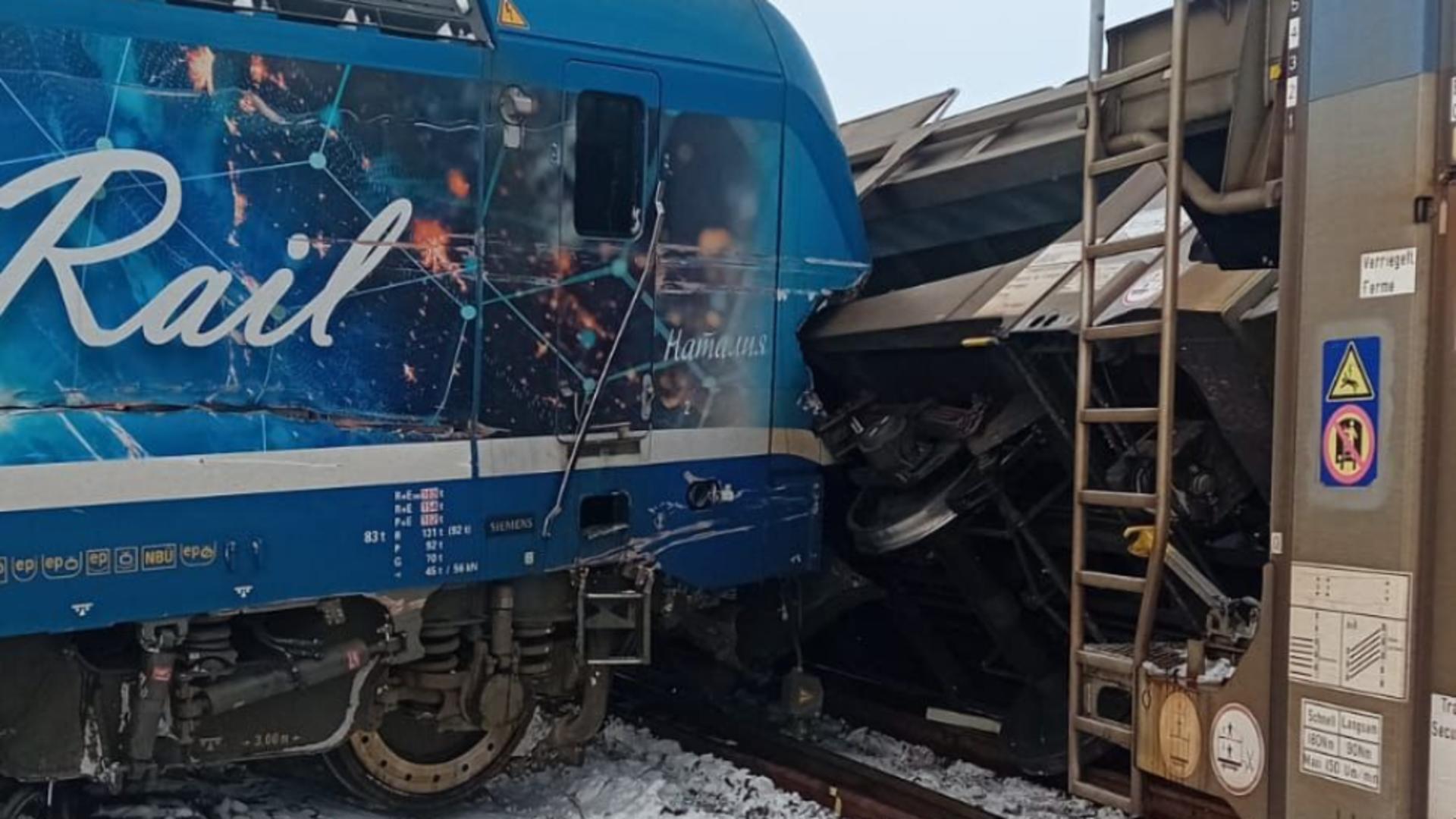 Accident feroviar grav: două vagoane de marfă au deraiat. Un alt tren a intrat în plin în ele: o persoană a MURIT