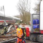 Accident feroviar grav provocat de un șofer de TIR român. Un om a murit și alți 25 au fost răniți: ”Bucăți de sticlă zburau prin vagon”