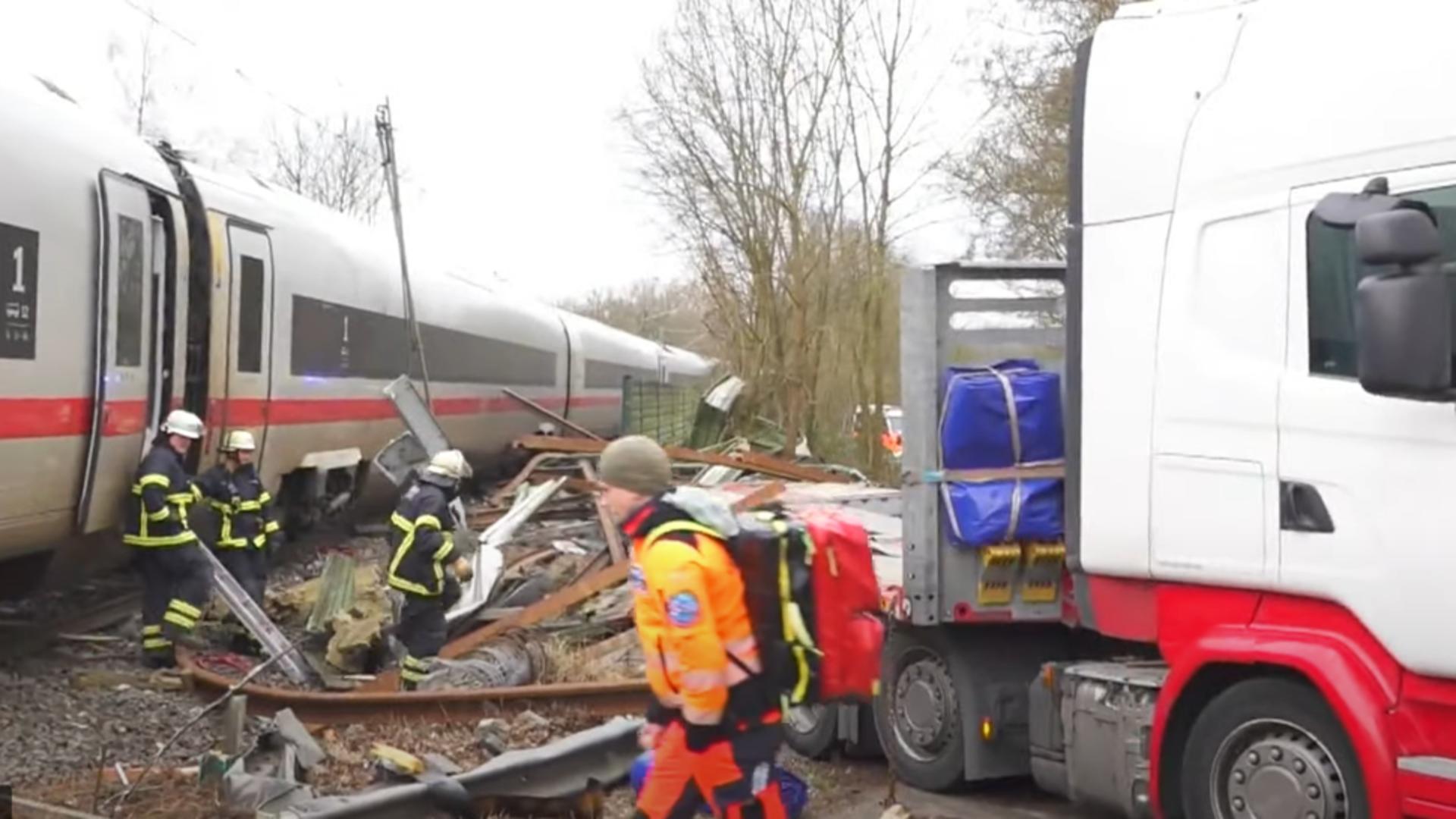 Accident feroviar grav provocat de un șofer de TIR român. Un om a murit și alți 25 au fost răniți: ”Bucăți de sticlă zburau prin vagon”