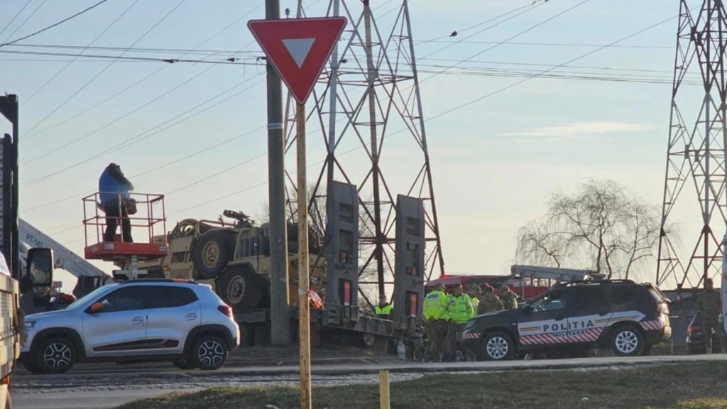 A intrat cu blindatul în stâlpi. Un soldat britanic a produs un accident demn de cascadorii râsului pe șoseaua de centură a orașului Galați