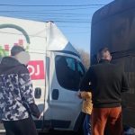 Trafic blocat pe DN1 în zona localității Balotești. Un autobuz STB s-a ciocnit violent cu o autoutilitară