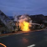 Impact devastator pe DN14, la Copșa Mică! Două microbuze au ars ca o torță: o persoană, găsită carbonizată. Incendiul s-a extins și la două case