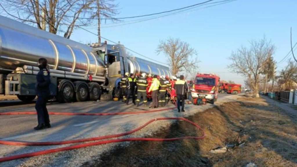 Accident între două autocisterne în județul Suceava. Unul dintre șoferi a rămas încarcerat