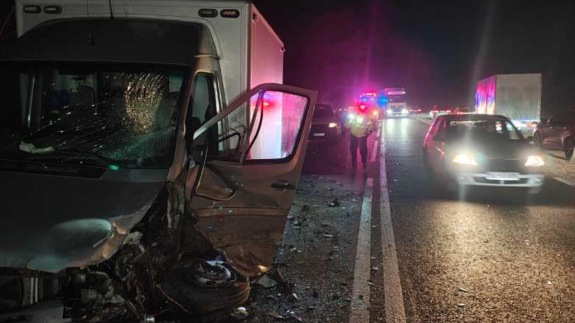 Accident pe DN 7, la Brezoi. Circulația rutieră este îngreunată în zonă, se circulă alternativ