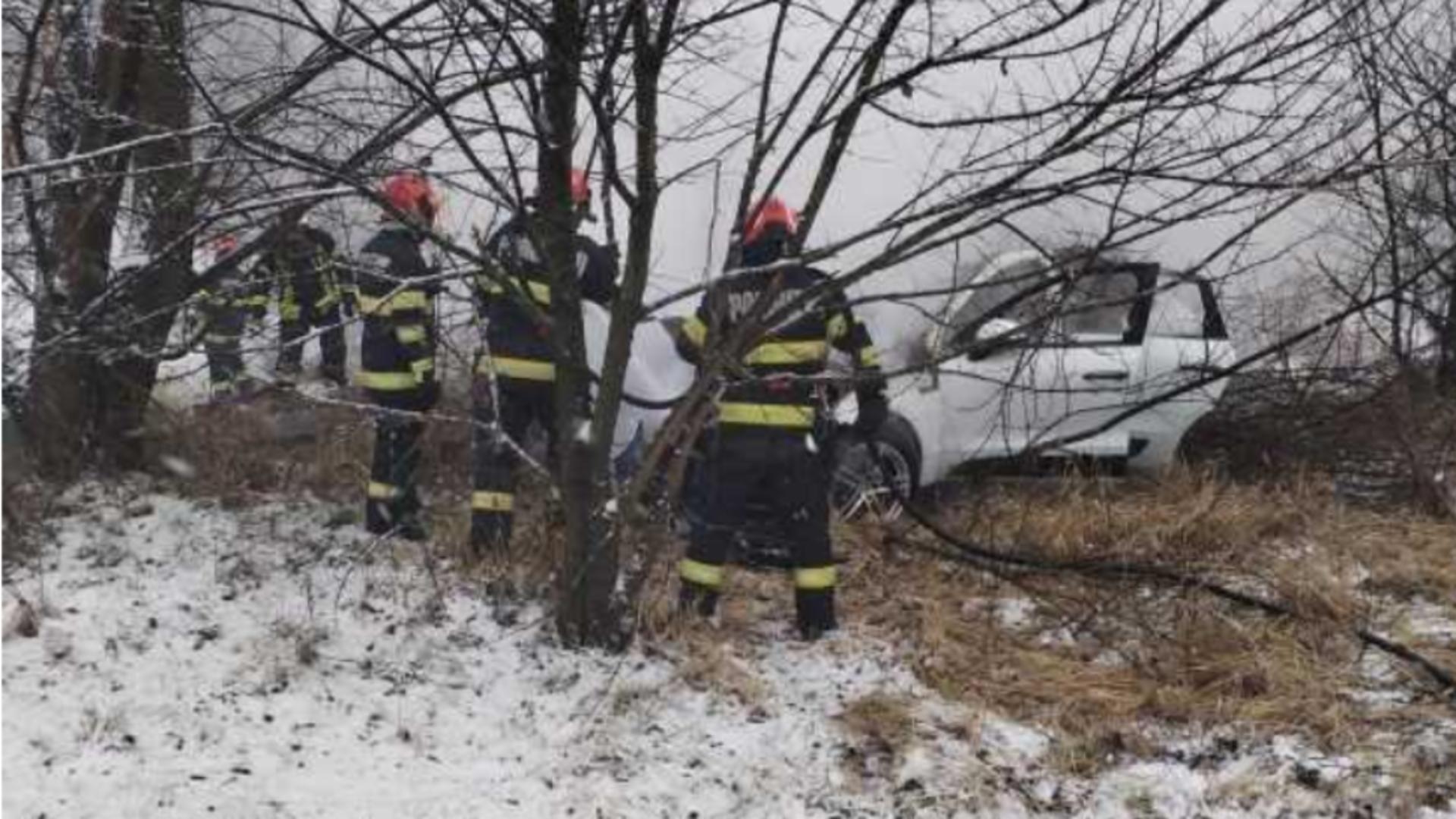 Accident tragic în Argeș. Un autoturism a luat foc la o ieșire de pe A1. Două persoane au fost găsite decedate