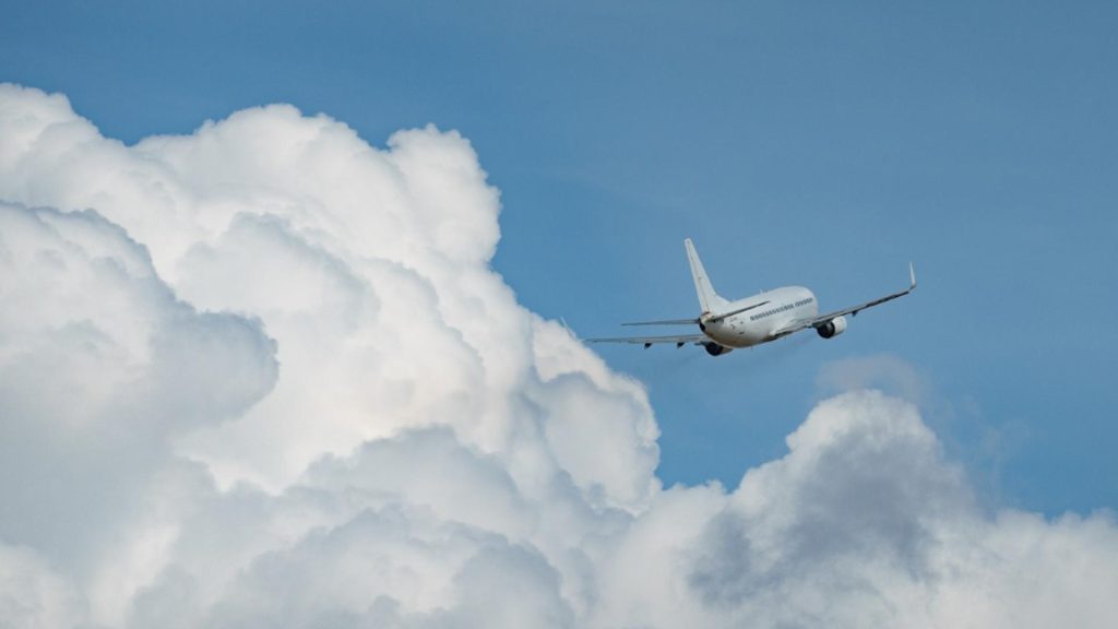 Prețul biletelor de avion, în ușoară scădere față de anul trecut. Cât au plătit românii și care au fost destinațiile preferate