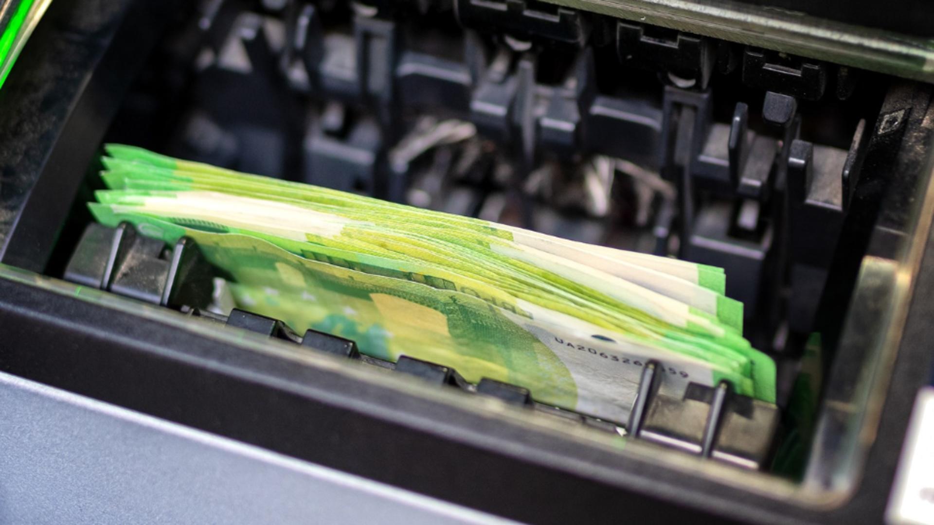 Câți bani pot retrage românii de la ATM în 2025. Care sunt limitele impuse de bănci?