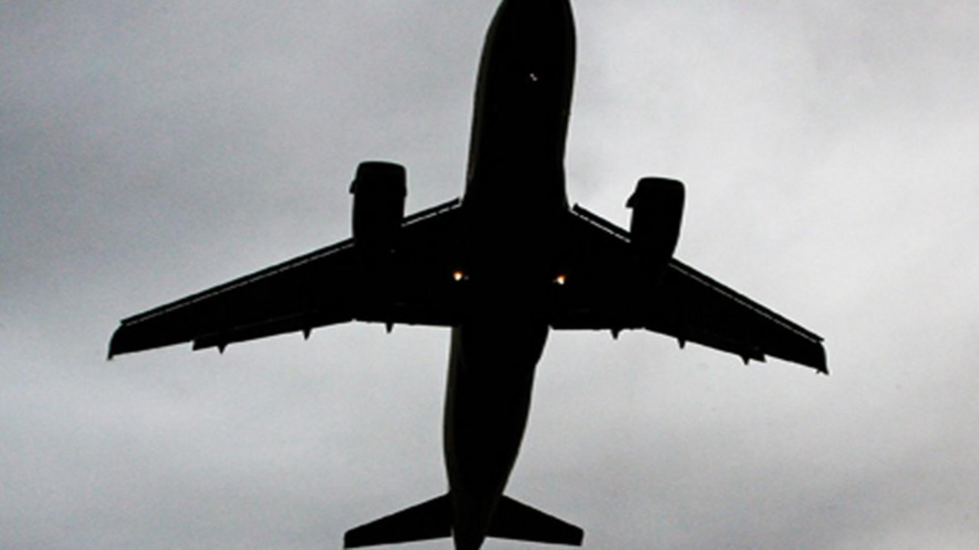 Trafic aerian pe aeroporturile din Capitală, în condiţii de iarnă. Unele zboruri pot înregistra ÎNTÂRZIERI: anunțul CNAB
