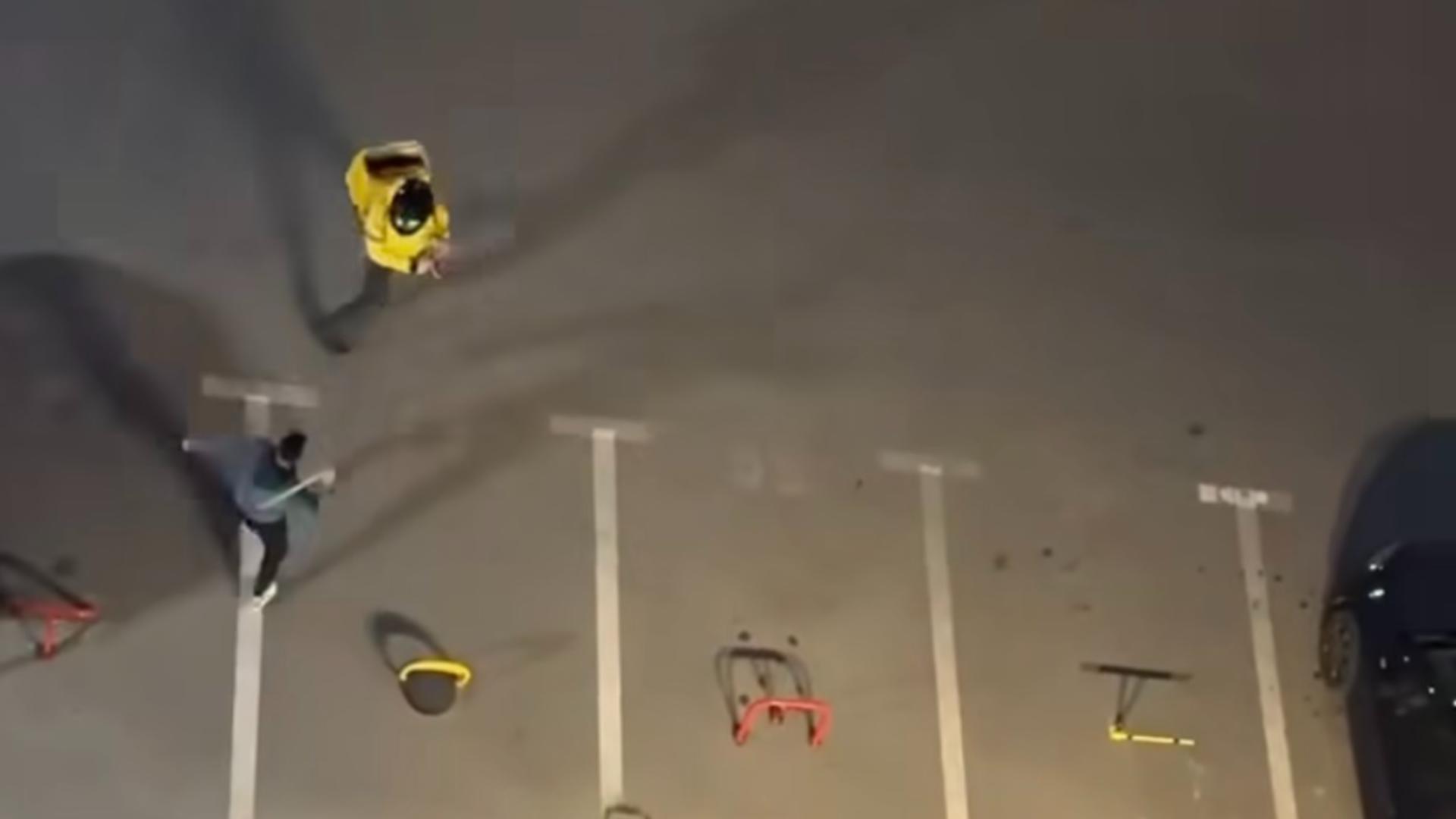 Scene de coșmar, într-un parc din București: livratori atacați cu lopeți, indicatoare rutiere și chiar cu o seceră!