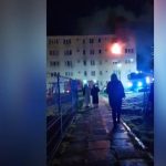Incendiu de proporții într-un bloc din Mangalia. Două persoane au fost rănite, mai multe au fost evacuate VIDEO