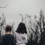 O mamă din Brăila și-a lăsat copiii în plasament ca să meargă în străinătate cu iubitul cunoscut pe Facebook