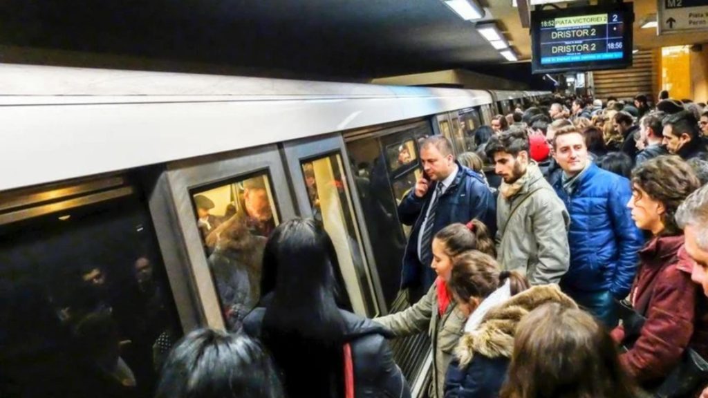 Transportul cu metroul, o adevărată provocare. Garniturile circulă la un interval de 5 minute la orele de vârf pe „magistrala corporatiștilor”: anunțul Metrorex