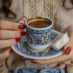 Condimentul pe care îl pun arabii în cafea. Activează digestia și arde grăsimile. Beneficiile sale nu se opresc aici