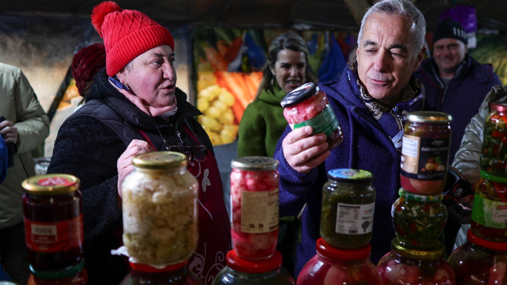 Călin Georgescu, președintele ales, alături de soție, în piață. Au cumpărat produse românești FOTO+VIDEO