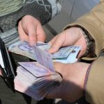 Grup de cămătari din Brașov, destructurat de DIICOT. Zeci de oameni și-au pierdut casele și mașinile