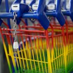 Trucul simplu prin care poți să deblochezi căruciorul de cumpărături fără monedă. Ai nevoie de un simplu obiect, pe care îl porți mereu cu tine