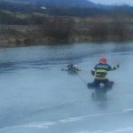 Acțiune a pompierilor pe apele înghețate ale Jiului, pentru a salva un cățel