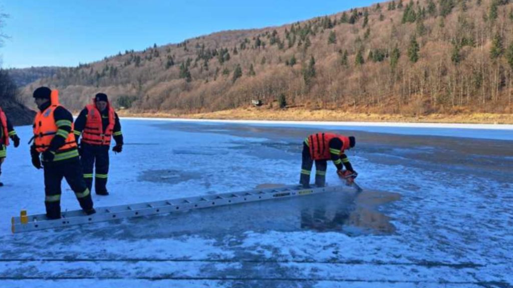 A treia zi de căutări în lacul Zetea din Harghita în cazul tânărului dat dispărut – VIDEO