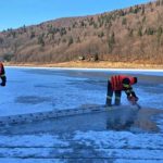 A treia zi de căutări în lacul Zetea din Harghita în cazul tânărului dat dispărut – VIDEO