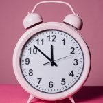 Semnificația orelor în numerologie – Ghid de interpretare. Ce înseamnă când te uiți la ore fixe?