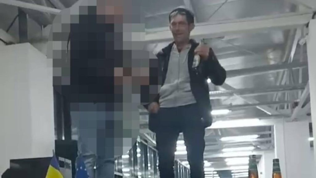 O sală de sport modernă din Gorj e folosită de primărie pentru chefuri cu dans pe masă. Elevii nici nu apucă să o folosească