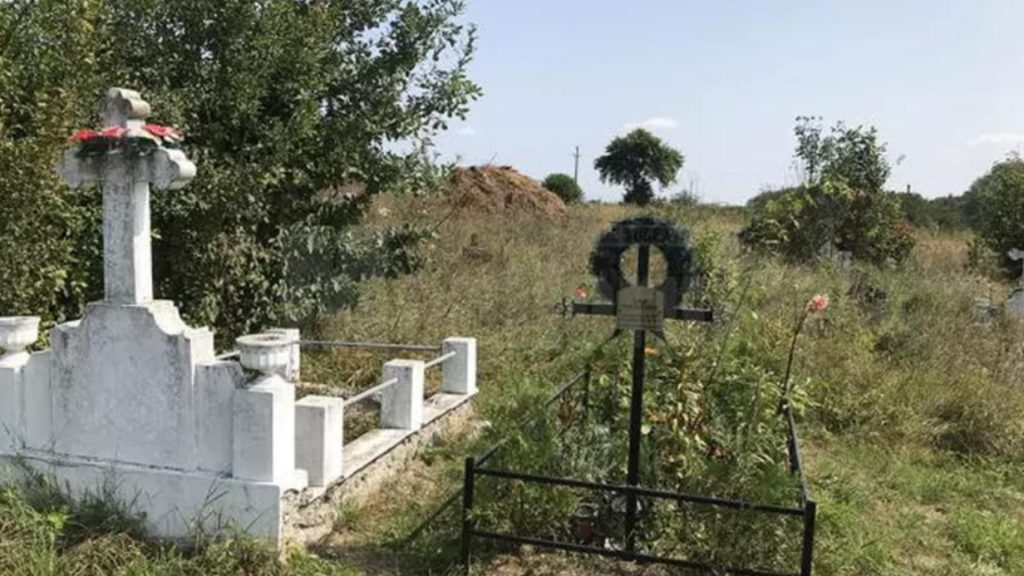 Un tânăr a spart sicriul unei femei decedate de 15 ani. Spera să se îmbogățească