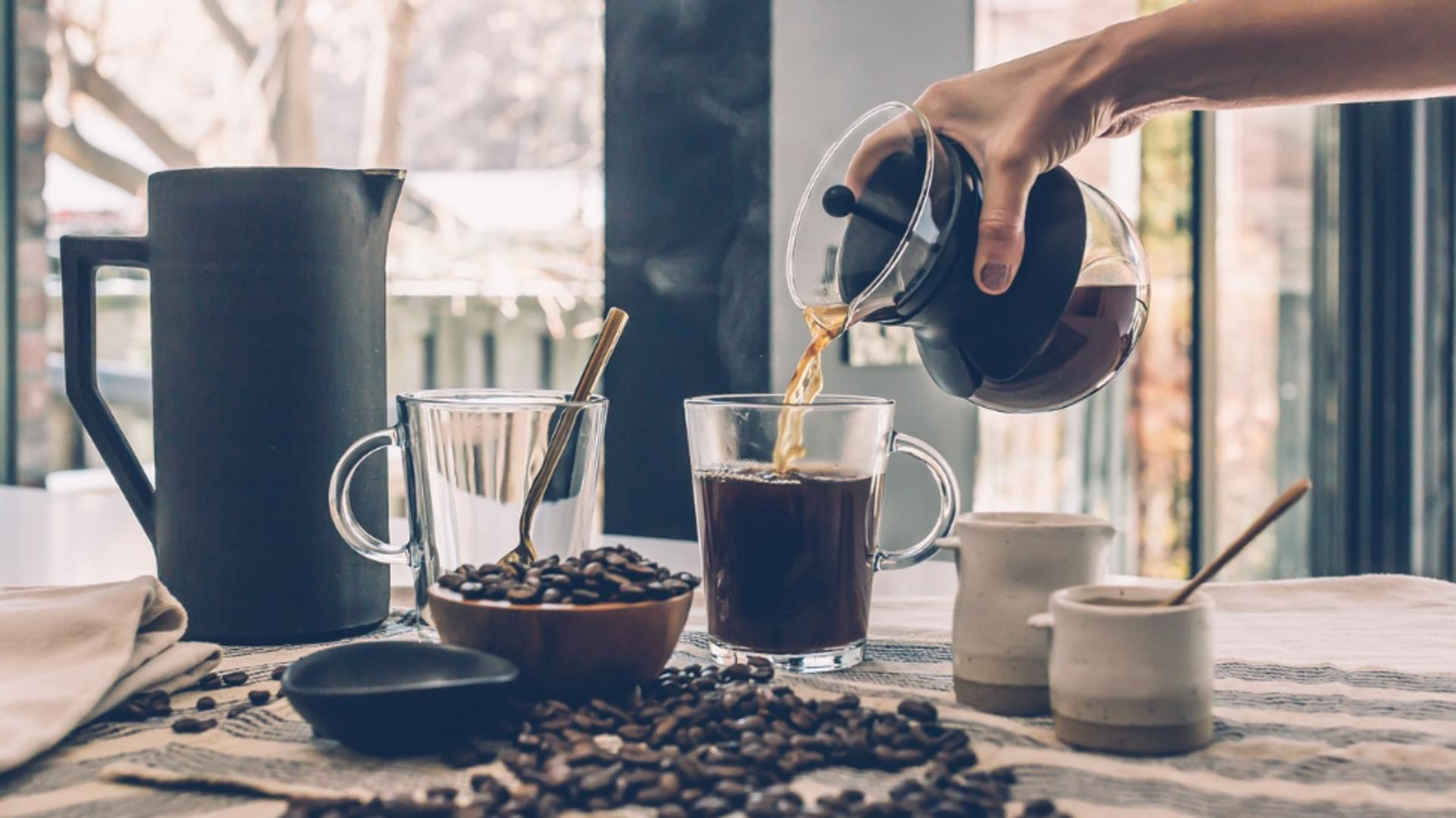 Greșeala pe care majoritatea oamenilor o fac atunci când prepară cafea. Îi strică aroma