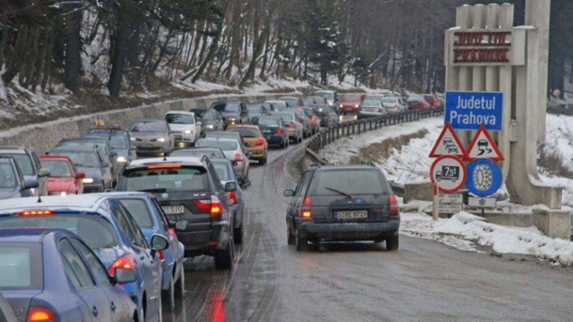 Aglomeraţie pe Valea Prahovei. Se circulă în coloană, cu viteză redusă, pe DN1