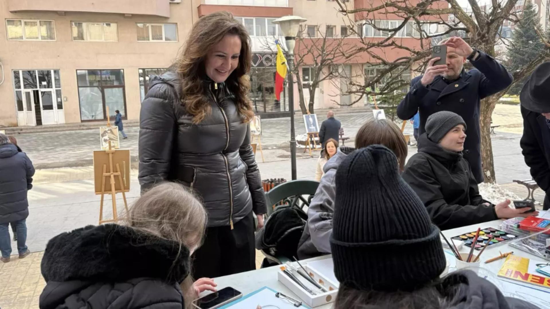 Copii scoși în frig pentru vizita Nateliei Intotero. Revoltă uriașă într-o școală din România