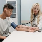 Afecțiunea supranumită „ucigașul tăcut”, afectează foarte multă lume. Cum o poți controla și la ce riscuri te expui, în caz contrar