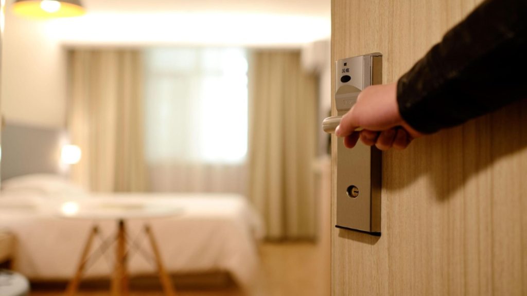 Tragedie într-o cameră de hotel: o turistă a murit după ce s-a cazat într-o încăpere în care se făcuse dezinsecție pentru ploșnițe