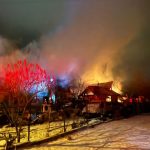 Incendiu puternic într-o gospodărie din Câmpulung Moldovenesc. Doi bătrâni au fost evacuați la timp din casa care ardea ca o torță