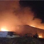 Șase autoturisme au ars complet într-un incendiu la un service auto din Buzău