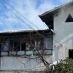 Locuință mistuită de flăcări în Prahova. Un bătrân de 85 de ani a fost salvat de pompieri într-o acțiune contracronometru