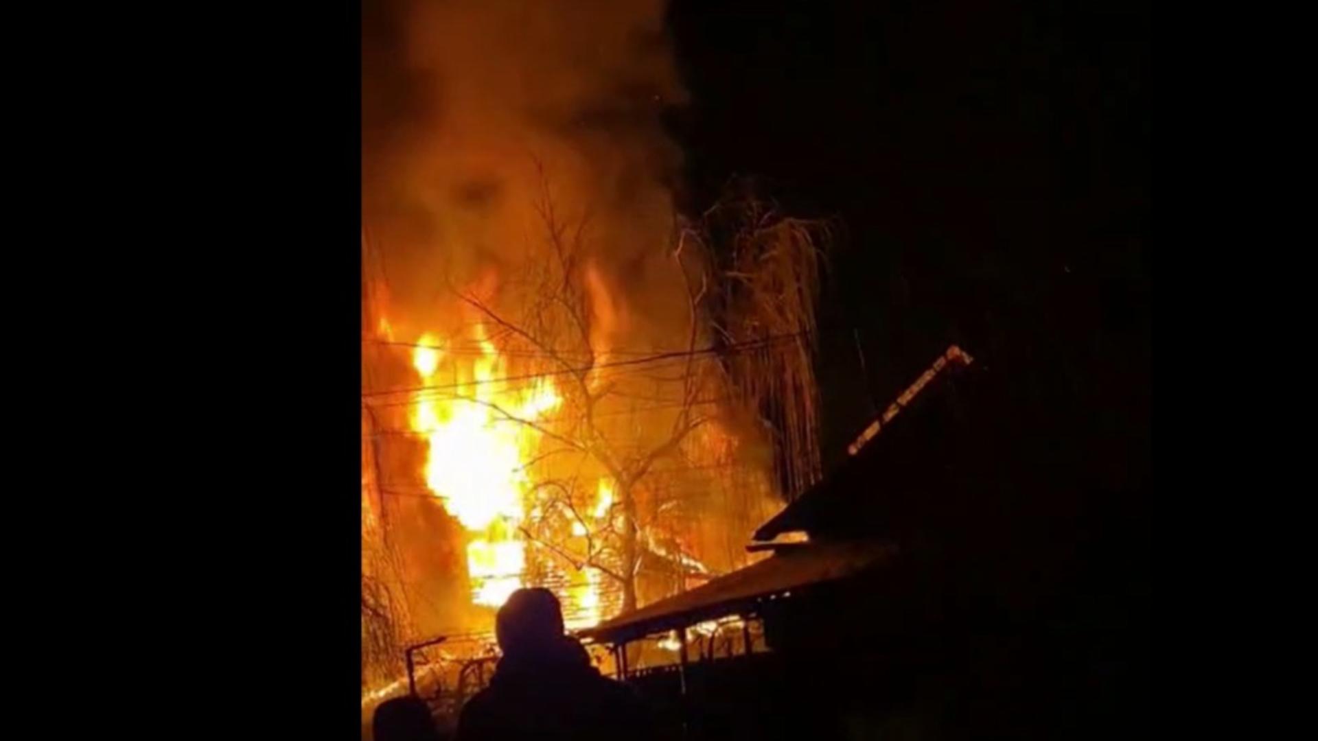 Pompier răni grav în urma unei explozii produse la stingerea unui incendiu, în Prahova. Doi jandarmi, răniți în intervenție – FOTO/VIDEO