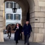 Primele imagini cu Iohannis după demisie: mână în mână cu Carmen, la biserica din Sibiu