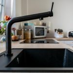 Motivul pentru care nu trebuie să torni niciodată apă clocotită în chiuveta din bucătărie. Greșeala pe care majoritatea gospodinelor o fac