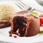 Lava cake cu ciocolată și unt de arahide, mai gustoasă și mai consistentă