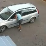 INCREDIBIL! A furat mașina unui livrator și a vândut-o cu 600 de euro. Totul întâmplat în câteva secunde VIDEO