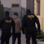 Percheziţii ample în Bacău. Mai multe persoane, suspectate că au exploatat sexual două fete – de 13 şi 17 ani