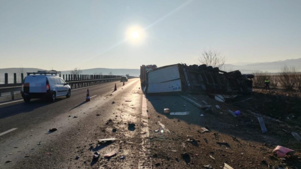Trafic restricționat pe A1 din cauza unui accident rutier. Două persoane, încarcerate după ce un TIR a lovit o autoutilitară