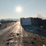 Trafic restricționat pe A1 din cauza unui accident rutier. Două persoane, încarcerate după ce un TIR a lovit o autoutilitară