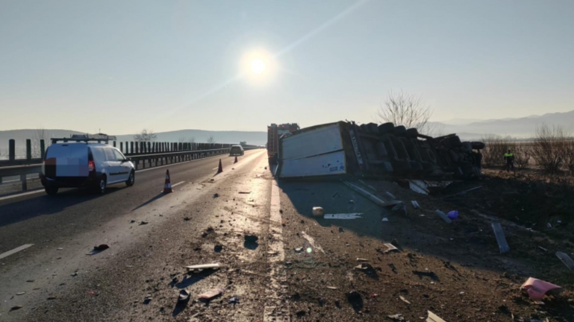 Trafic restricționat pe A1 din cauza unui accident rutier. Două persoane, încarcerate după ce un TIR a lovit o autoutilitară