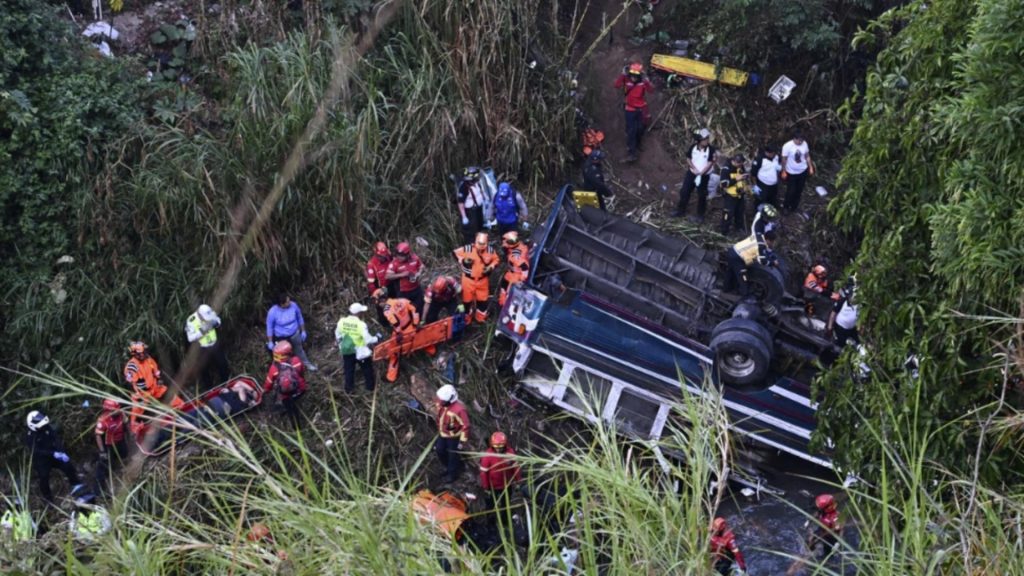 Tragedie rutieră: zeci de morți după ce un autobuz a căzut într-o râpă