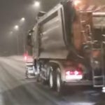 Coliziune între un autocar și un utilaj de deszăpezire pe autostrada A7. Traficul a fost întrerupt