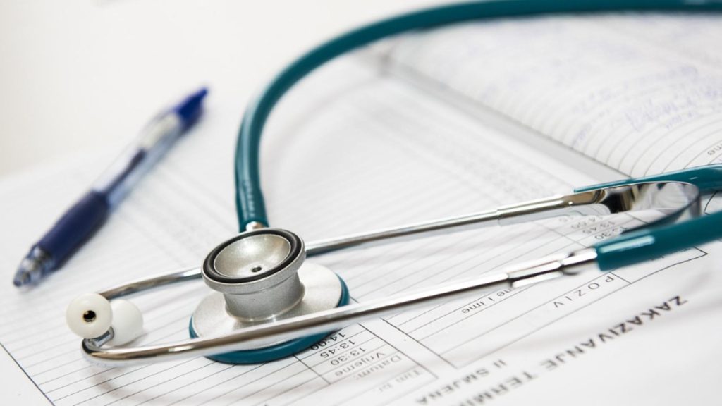 Bărbat suspect de AVC, lăsat ore întregi să agonizeze pe holurile spitalului. Familia acuză medicii