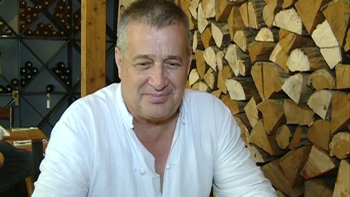 Mircea Dinescu: „Iohannis ar trebui să plece în lanțuri din politică!” VIDEO