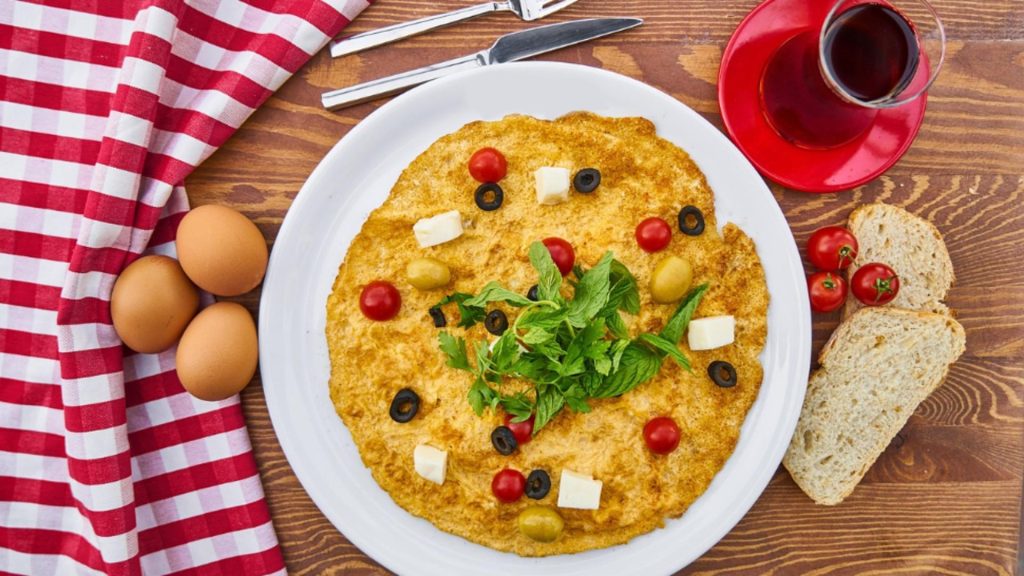 Omleta moldovenească și ingredientul surpriză care îi schimbă complet gustul. Nu toate gospodinele știu să o prepare